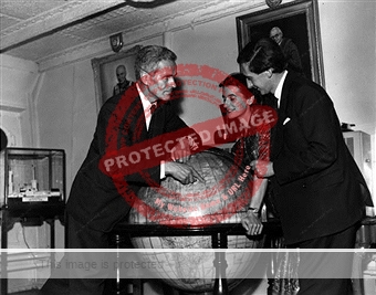 Eiloart with Colin and Rosemary Mudie, ca 1959. Credit: Getty Images.