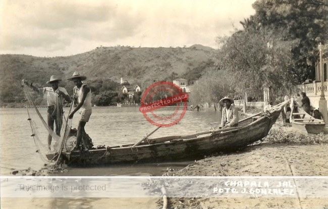 Jesús González. c 1950? Fishermen on beach.